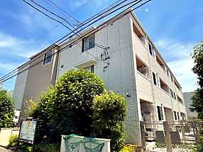 明るい建物外観の写真